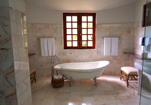 Idées déco : utilisez la pierre naturelle pour sublimer votre salle de douche avec vasque
