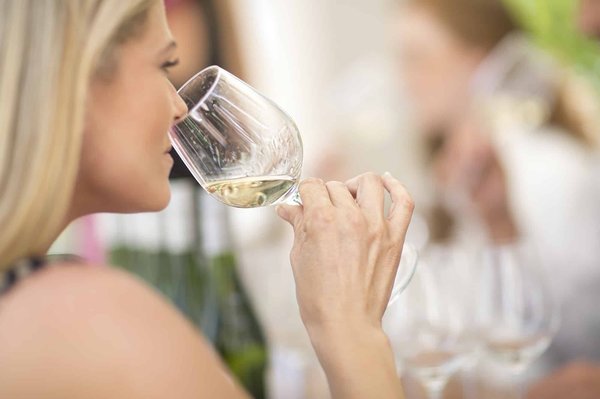 Comment enlever une tache de vin blanc sur des vêtements ?