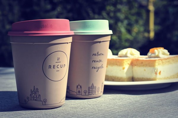 Quels sont les avantages d'utiliser des gobelets personnalisés chez soi ?