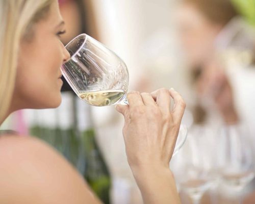 Comment enlever une tache de vin blanc sur des vêtements ?